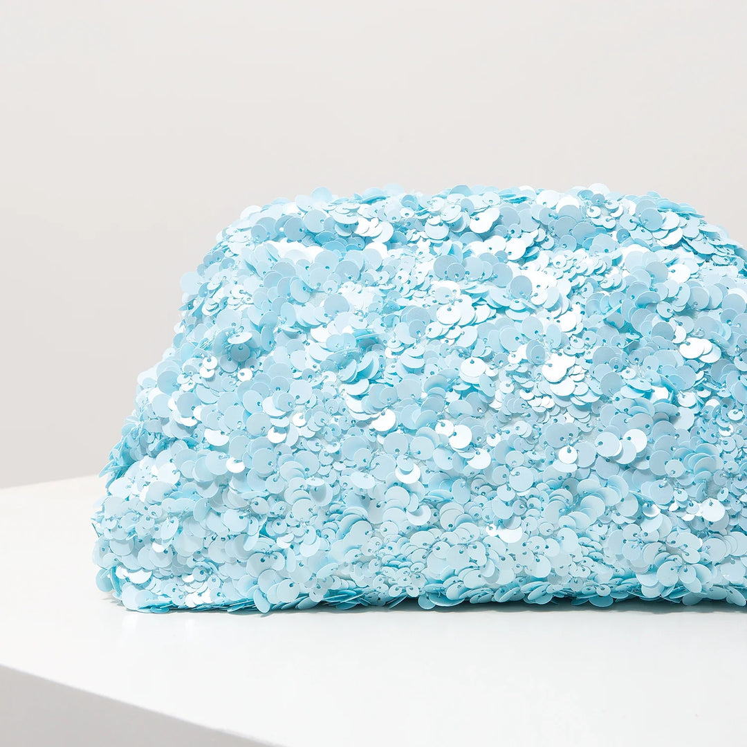 Magnifique pochette de soirée à sequins, accessoire femme glamour pour un look chic et festif.