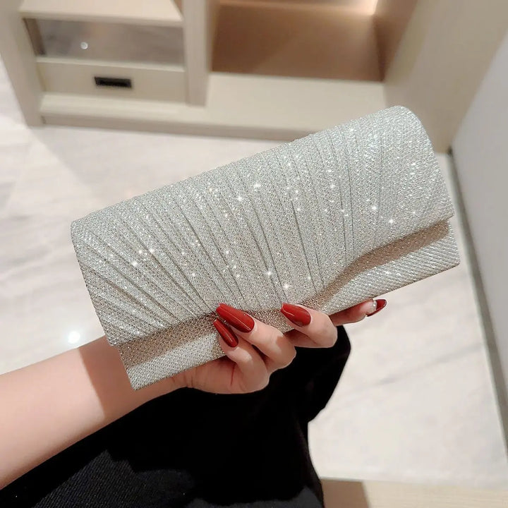 Pochette élégante pour femme, couleur argentée, entièrement recouverte de paillettes et de strass.