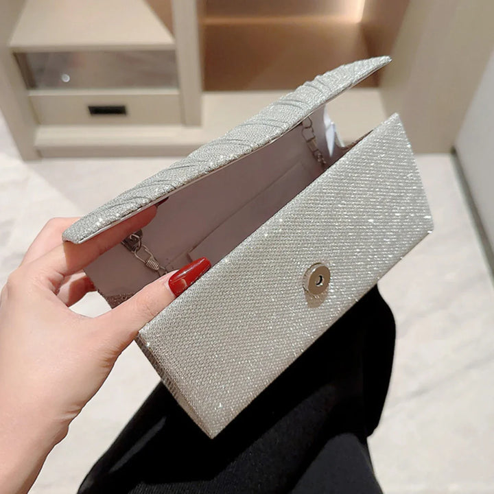 Clutch de soirée tendance en argenté, doté de strass étincelants, un accessoire indispensable femme.