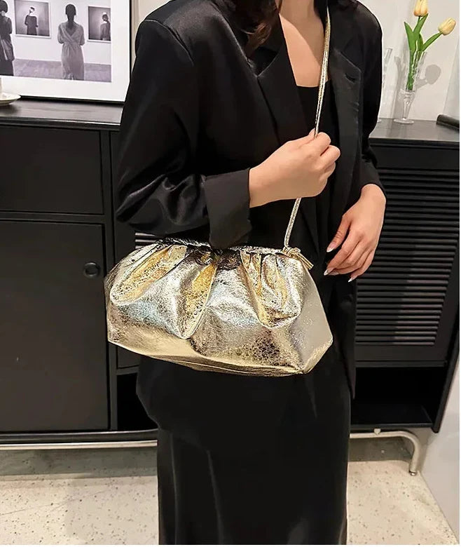 Sac à main pochette dorée pour femmes. Accessoire élégant et tendance pour les soirées. Parfait pour un look chic.