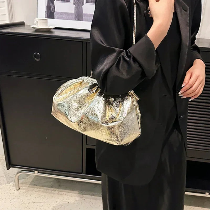 Pochette dorée élégante en similicuir pour femme. Idéale pour soirées, mariages et événements chic.