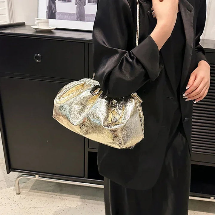 Pochette dorée élégante en similicuir pour femme. Idéale pour soirées, mariages et événements chic.