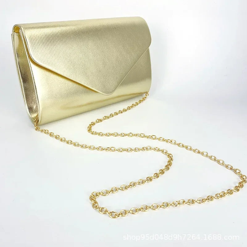 Pochette femme dorée élégante pour soirée ou mariage, couleur champagne, avec détails scintillants.