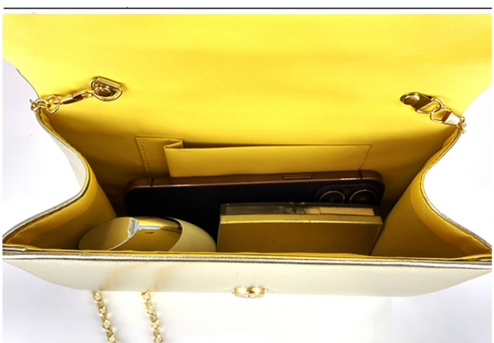 Pochette femme champagne dorée, design élégant pour mariage ou fête, idéale comme accessoire de soirée.