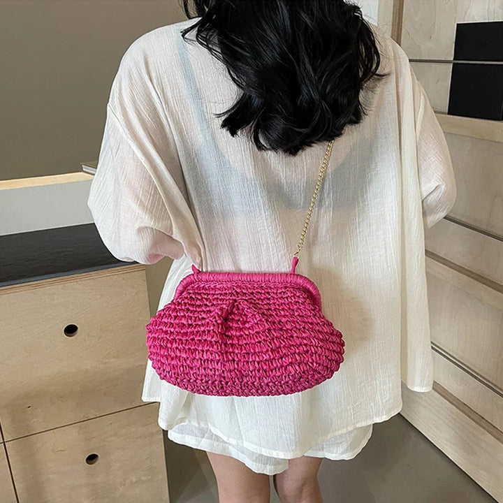 Pochette femme en paille tressée, style élégant et chic, parfaite pour l'été et la plage.