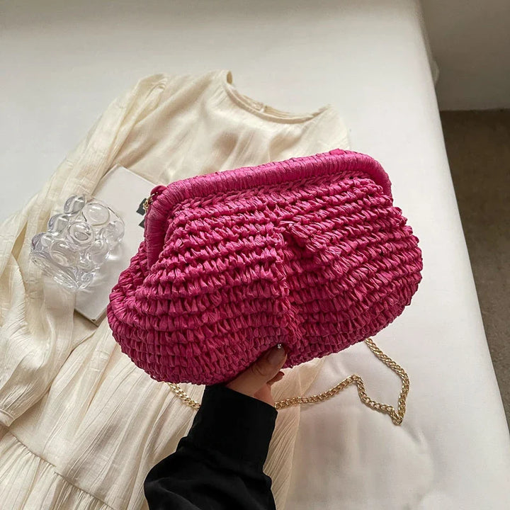 Pochette en paille pour femme avec bandoulière amovible, un sac polyvalent pour un look d'été chic.