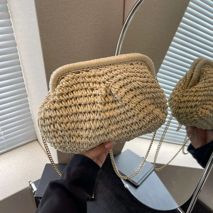 Pochette élégante en paille naturelle pour femme, accessoire estival parfait pour une tenue sophistiquée.