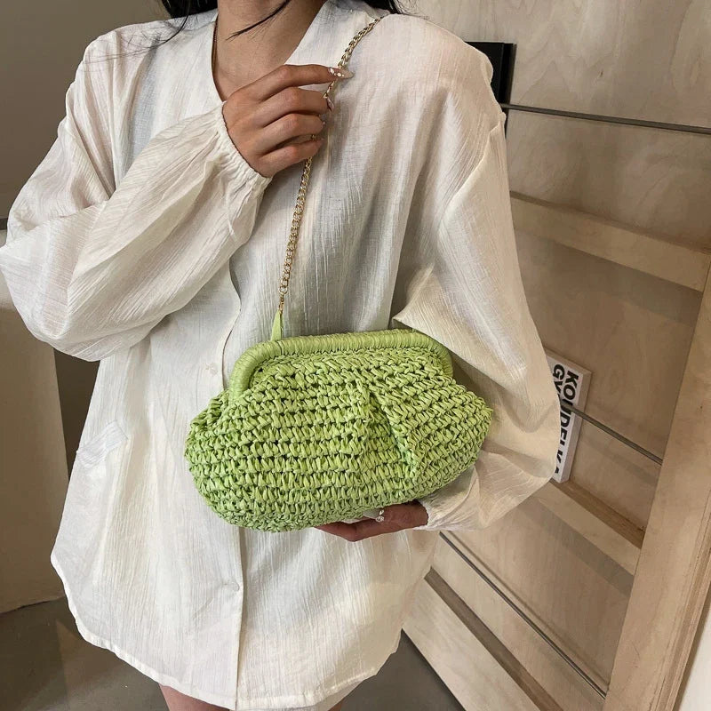 Sac pochette bohème chic en paille pour femme, accessoire idéal pour la plage ou les soirées d'été.