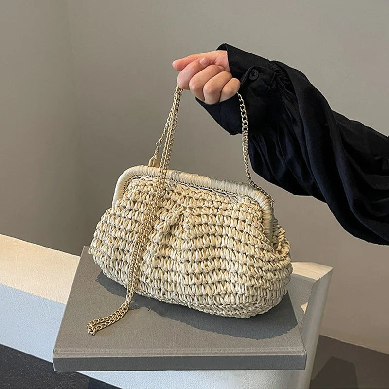 Élégante pochette en paille pour femme avec bandoulière, un accessoire polyvalent pour l'été chic.