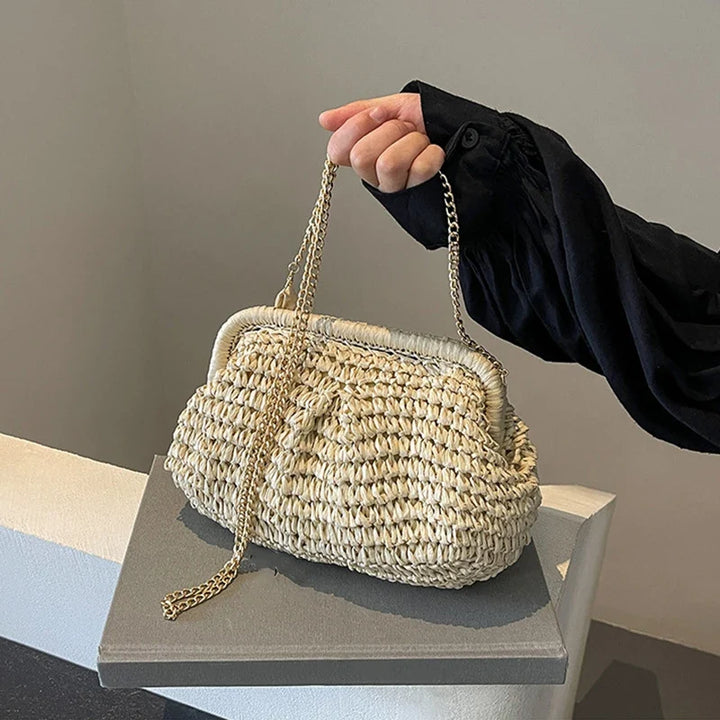 Élégante pochette en paille pour femme avec bandoulière, un accessoire polyvalent pour l'été chic.
