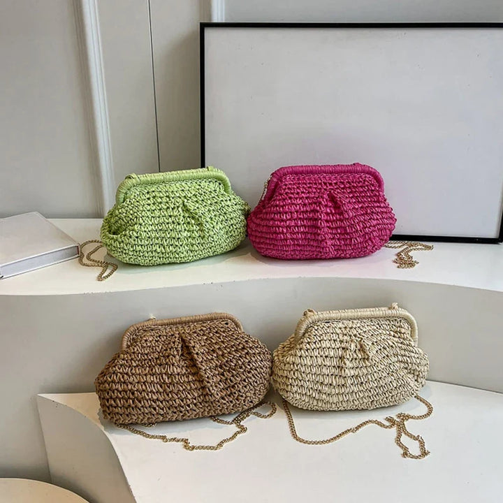 Tendance pochette d'été en paille naturelle pour femme, style bohème chic et moderne, un must-have.