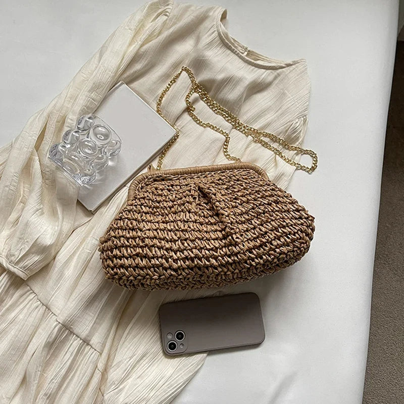 Sac à main pochette en paille tressée pour femme, design raffiné, accessoire estival pour un look unique.