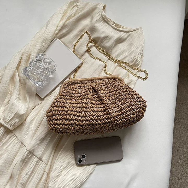 Sac à main pochette en paille tressée pour femme, design raffiné, accessoire estival pour un look unique.