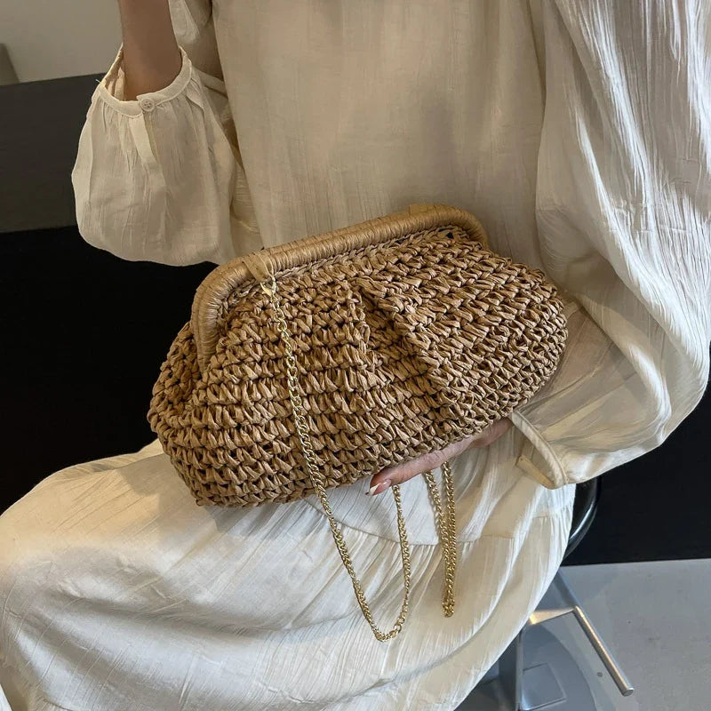 Pochette simple et chic en paille pour femme, parfaite pour compléter une tenue d'été décontractée.