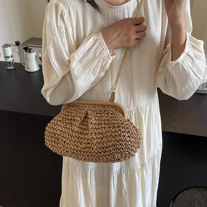 Accessoire d'été indispensable : pochette en paille pour femme, style décontracté mais élégant et pratique.