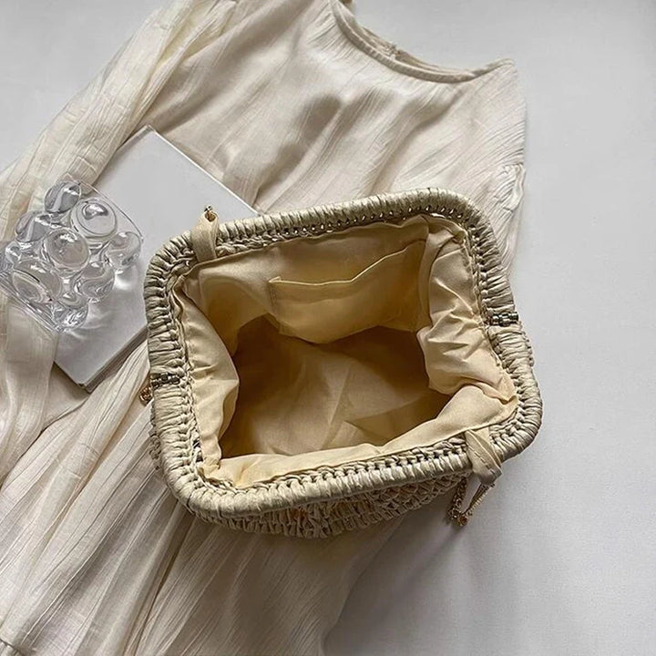 Pochette naturelle en paille pour femme, un sac d'été léger et élégant, parfait pour la plage et les sorties.