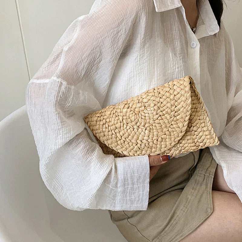 Pochette femme en paille tressée, style élégant et naturel pour l'été et les vacances.