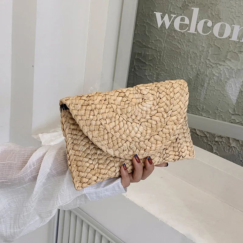 Pochette en paille femme, design élégant et naturel, parfaite pour un look d'été chic.