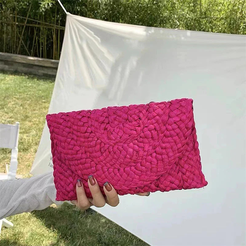 Pochette femme en paille naturelle, un sac à main d'été élégant et intemporel.