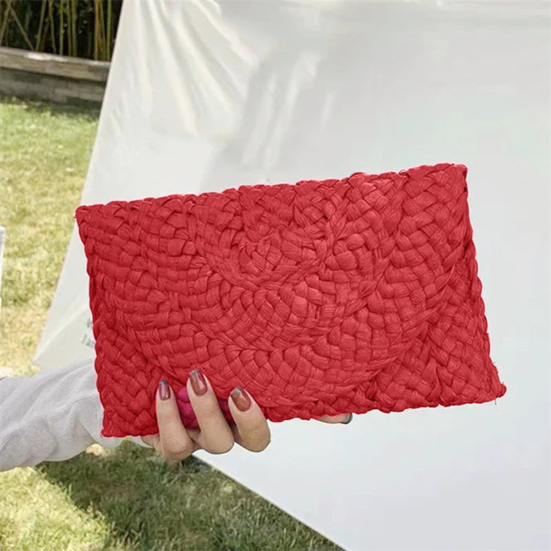 Pochette femme en paille élégante, petit sac à main chic pour l'été et les vacances.