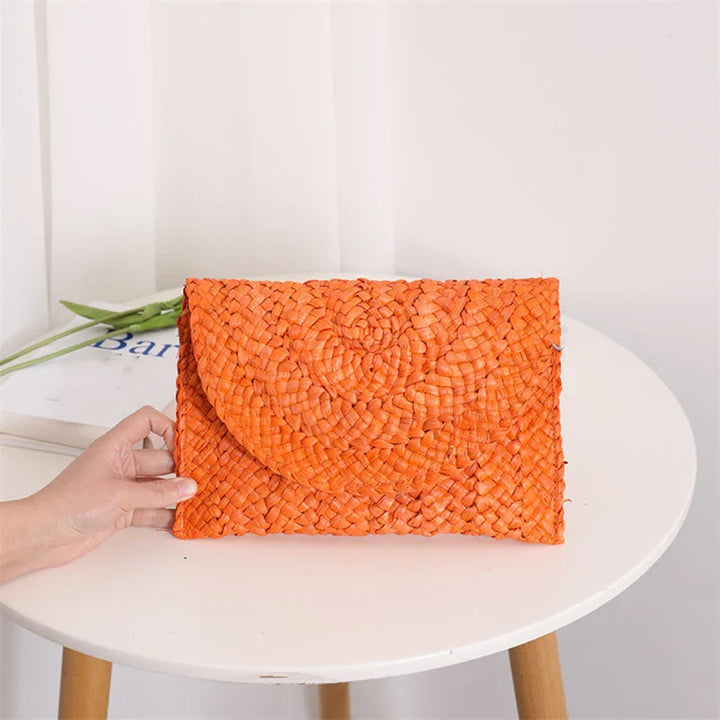 Petit sac à main chic en paille, accessoire estival et minimaliste pour femme.
