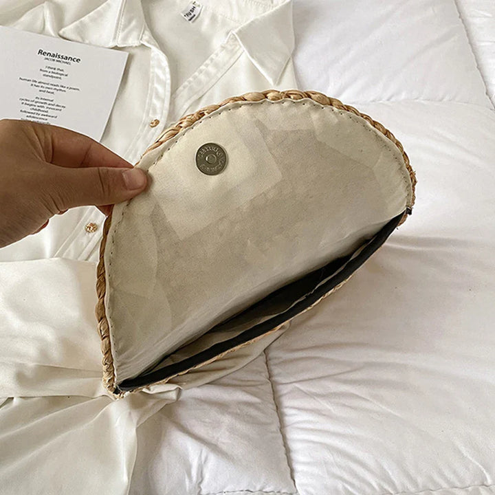 Pochette femme en paille texturée, un accessoire estival chic et naturel.