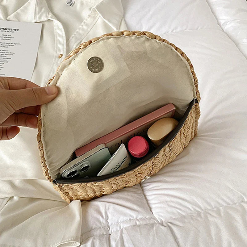 Élégante pochette minimaliste en paille pour femme, sac d'été naturel et chic.