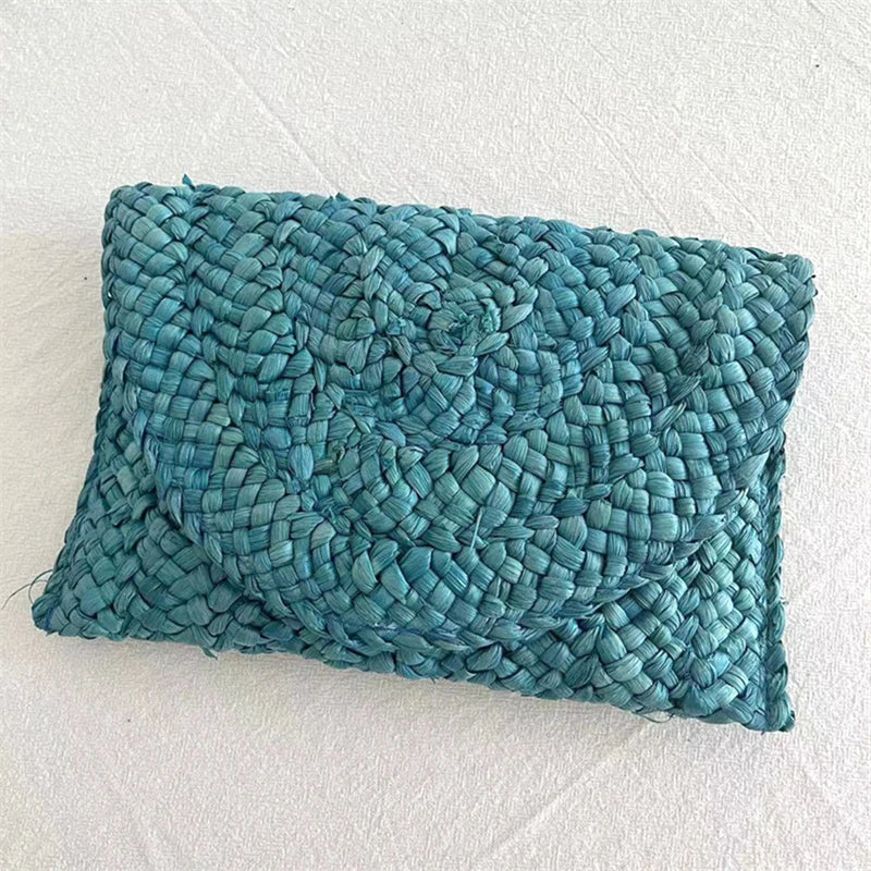 Pochette d'été en paille pour femme, accessoire polyvalent et élégant pour les vacances.