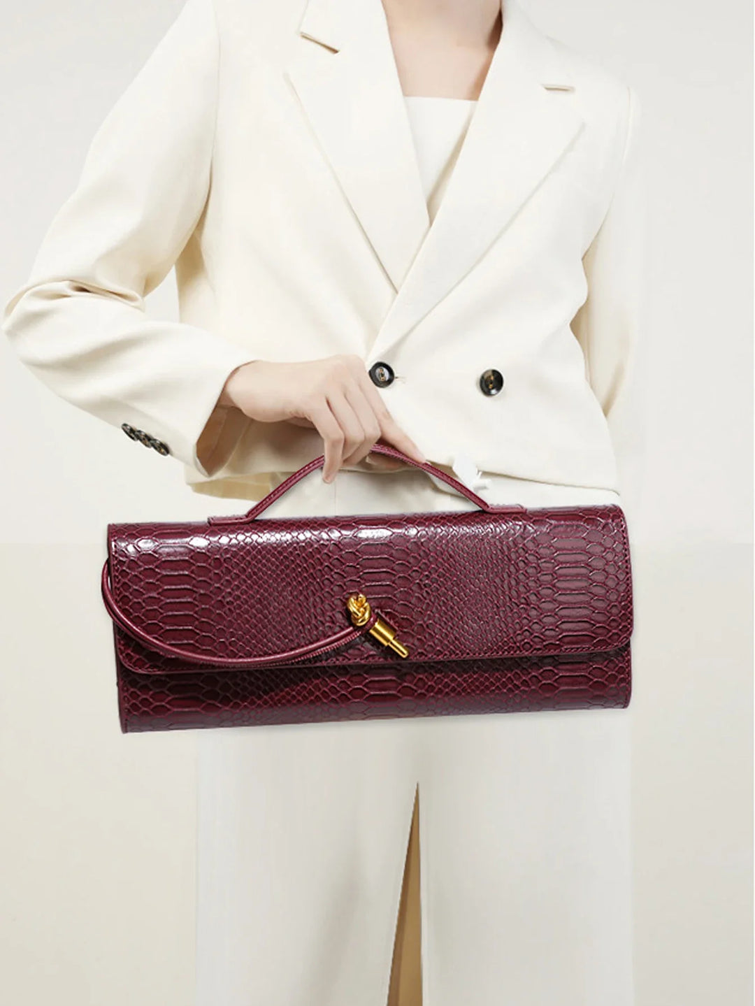 Pochette femme élégante effet croco en similicuir, idéale pour soirée chic.