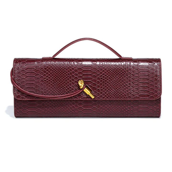 Look de soirée avec cette pochette femme élégante, motif croco raffiné, accessoire indispensable.