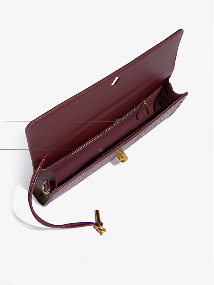 Accessoire de mode femme: pochette chic effet croco, parfaite pour une allure élégante.