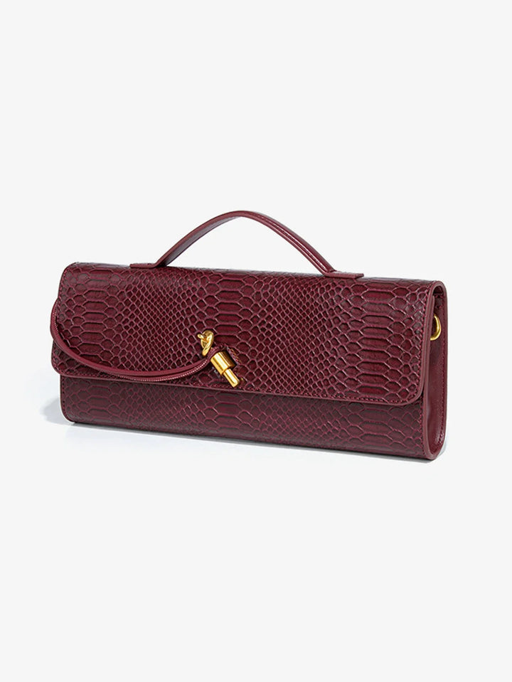 Sac pochette soirée femme chic, motif croco noir, accessoire de luxe élégant.