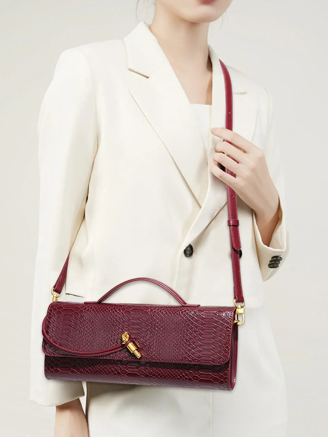 Pochette effet croco noir pour femme, en similicuir texturé, accessoire élégant et tendance.