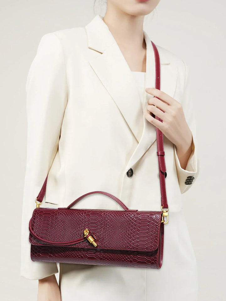 Pochette effet croco noir pour femme, en similicuir texturé, accessoire élégant et tendance.
