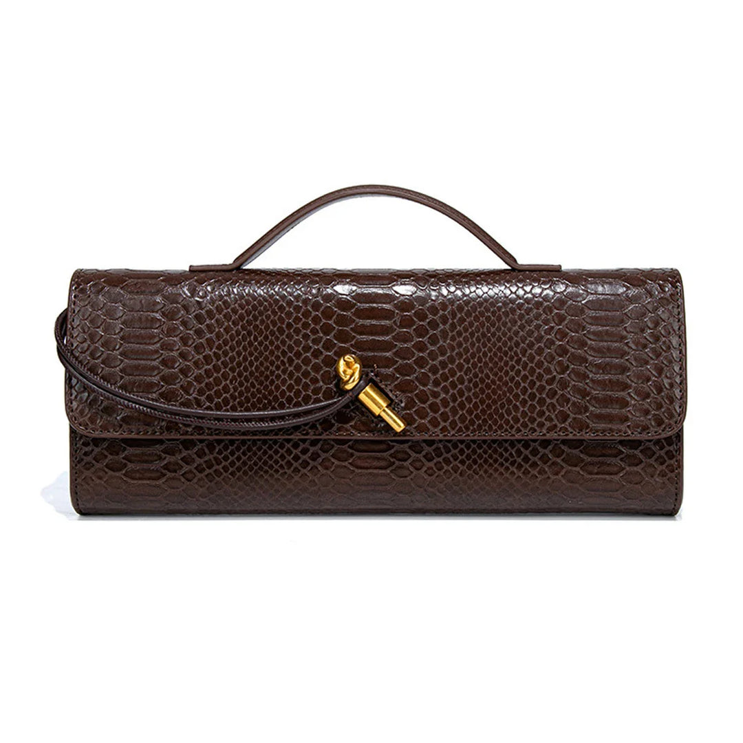 Pochette de luxe pour femme, motif croco chic, accessoire sophistiqué pour soirée.