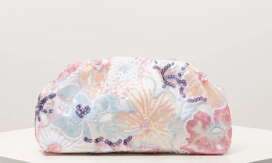 Élégant sac à main pochette, avec des détails floraux en sequins, accessoire indispensable.