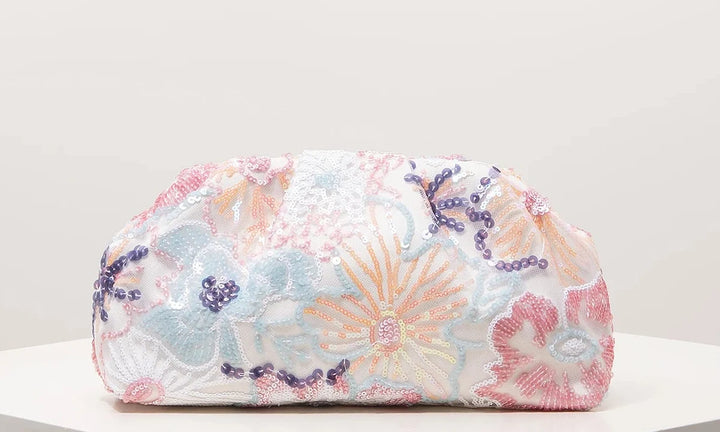 Élégant sac à main pochette, avec des détails floraux en sequins, accessoire indispensable.