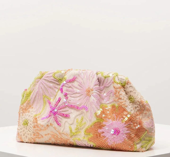 Sac à main pochette brodée de sequins floraux, accessoire femme chic et scintillant.