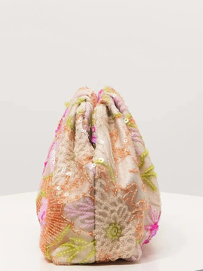 Pochette de soirée velours avec motifs floraux en sequins, cadeau idéal pour femme.