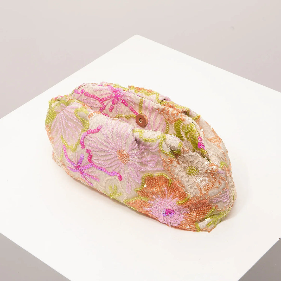 Élégante pochette femme à sequins floraux, parfaite pour occasions spéciales.