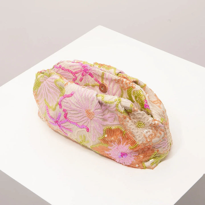 Élégante pochette femme à sequins floraux, parfaite pour occasions spéciales.