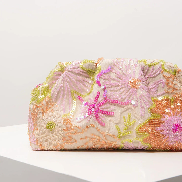 Accessoire mode femme: pochette brodée de fleurs en sequins, style élégant et scintillant.
