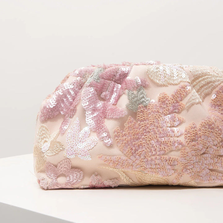 Sac pochette mariage femme, ornée de motifs floraux en sequins scintillants.