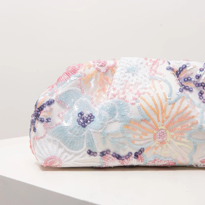 Pochette élégante avec des broderies de sequins floraux, pour une touche glamour.