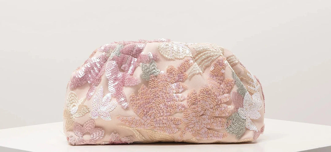 Magnifique pochette femme à motifs floraux en sequins, idéale pour compléter une tenue de soirée.