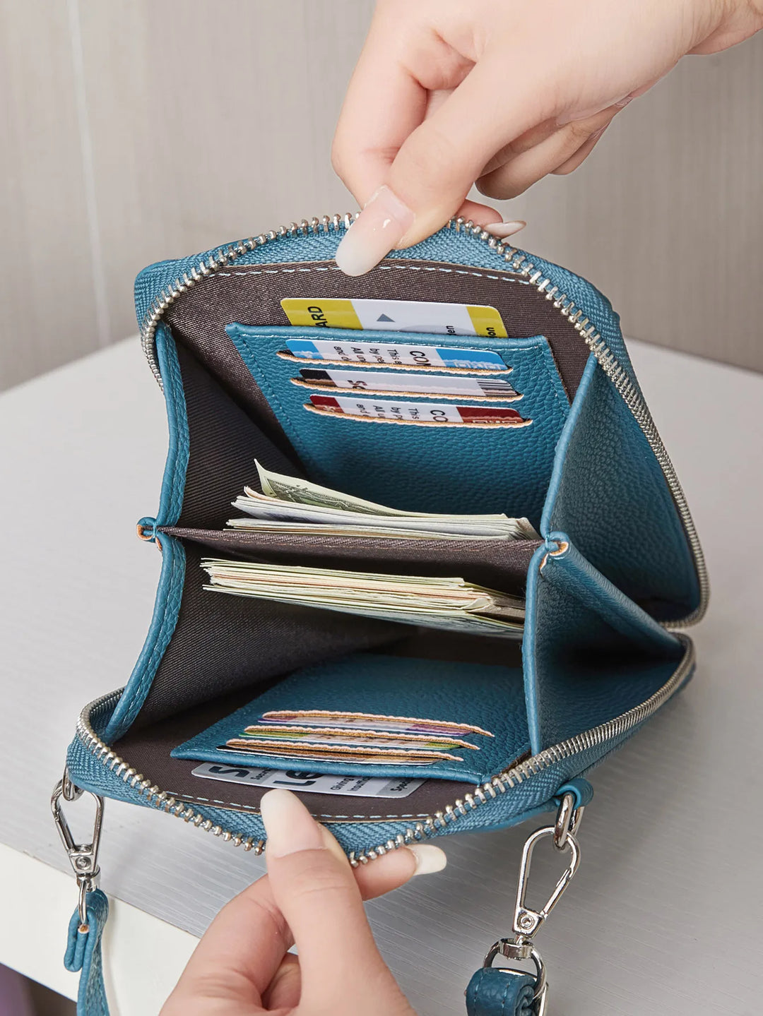 Accessoire femme élégant: cette pochette portefeuille en similicuir est idéale pour toutes occasions.