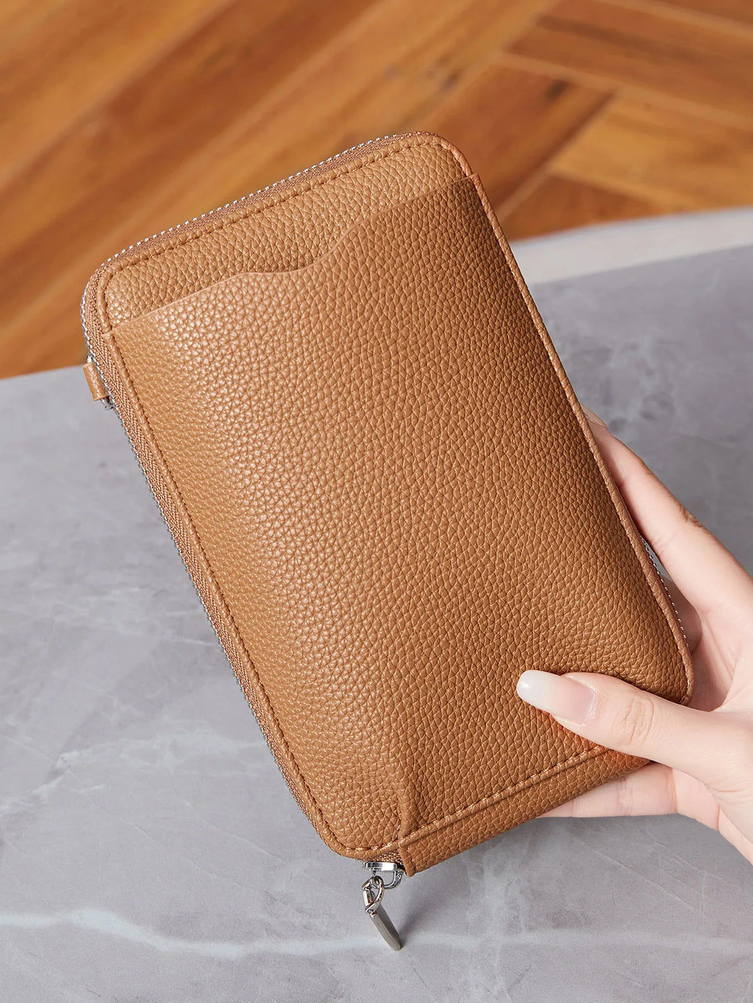 Pochette bandoulière femme design, chic et pratique, parfaite pour vos sorties quotidiennes.