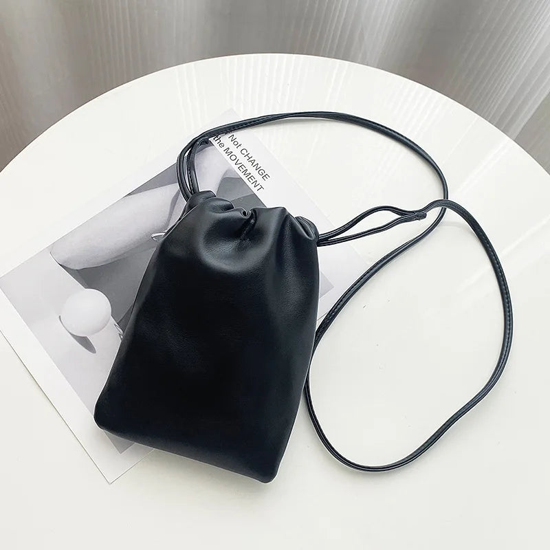 Sacoche téléphone femme chic en similicuir, bandoulière réglable, accessoire élégant quotidien.