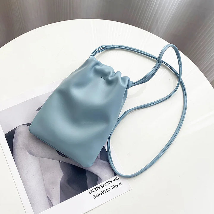 Pochette téléphone femme élégante avec fermeture éclair sécurisée, similicuir durable.