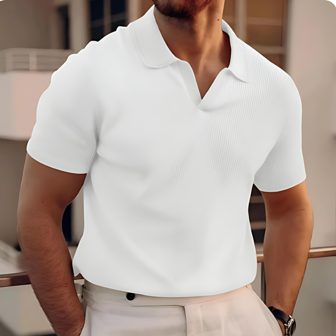 "Polo classique d'été pour homme, tissu léger, bleu, manches courtes, parfait sorties estivales, style chic décontracté."